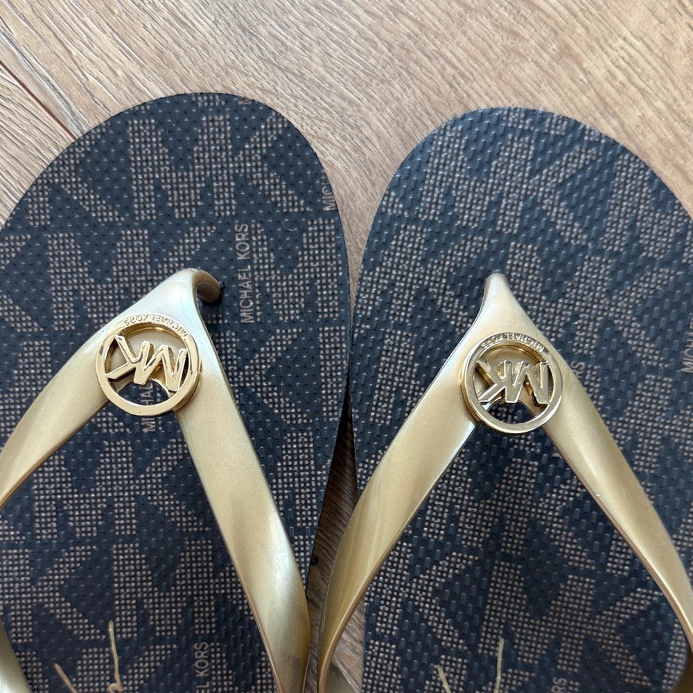 Michael Kors Gold Designer Flip Flops - NEW - Picture 2 of 6
